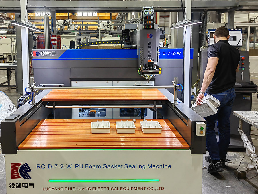 【客户案例】在俄罗斯现场培训视觉微量涂胶机